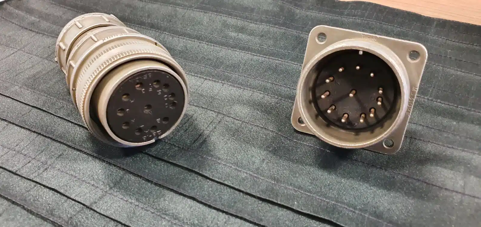 Male and female electrical connectors